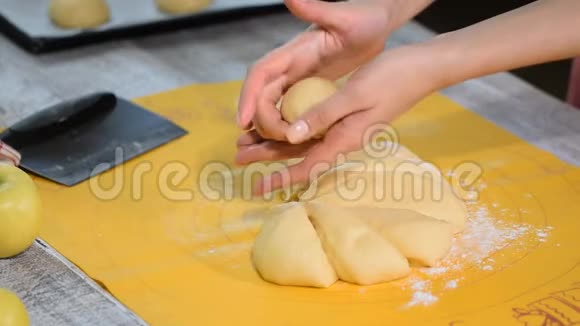女人烤馅饼糖果师做甜点做面包桌子上的面团揉面团视频的预览图