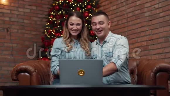 年轻夫妇通过网络摄像头与亲戚聊天视频的预览图