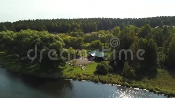 乡间的河流有一个木墩树间有一座房子库存录像生态区的空中分布视频的预览图