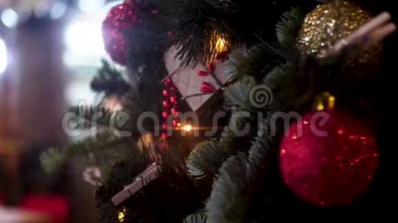 新年球和花环模糊的背景假日的概念框架松树的圣诞组成视频的预览图