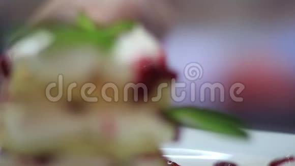 草莓奶油派甜点装饰视频的预览图