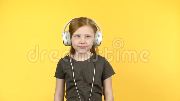 宝宝用大白耳机听音乐唱歌跳舞视频的预览图