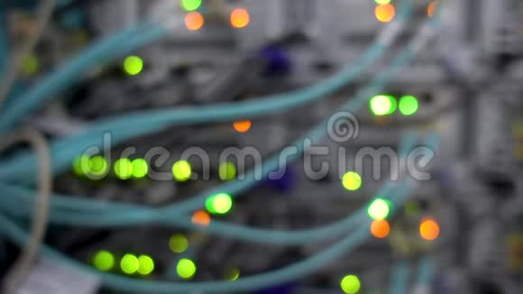闪烁服务器和数据中心灯互联网光服务器背景模糊视频的预览图