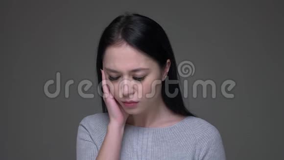 一位年轻漂亮的褐发白种人女性的特写镜头她头痛且看相机时很疲惫视频的预览图