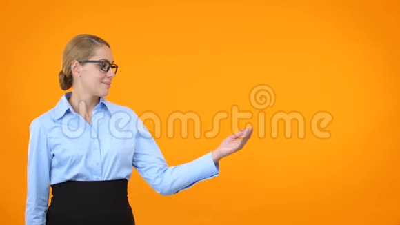 漂亮的女士眼镜展示模板橙色背景公告视频的预览图