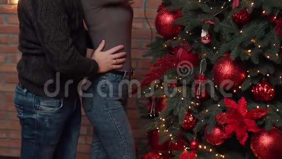年轻夫妇在家一起装饰圣诞树视频的预览图