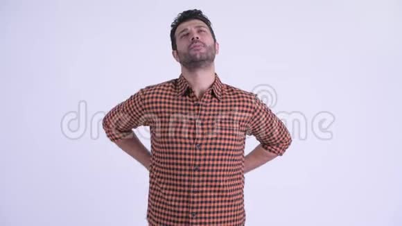 穿着胡须的波斯臀部男人腰疼视频的预览图