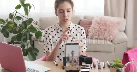 美女vlogger录制关于化妆刷的新视频视频的预览图