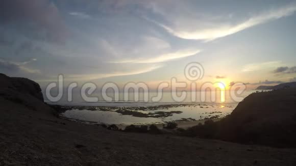 库塔海滩夕阳西下视频的预览图