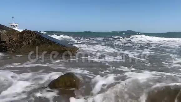 缓慢运动的海浪与飞溅视频的预览图