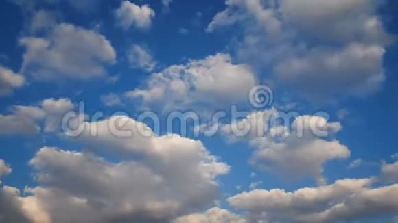 4K镜头的蓝天与白色蓬松的云和金色的光在日落或日出时间在阴天摄影机视频的预览图