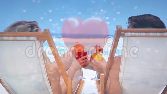 一对夫妇坐在沙滩上靠在粉红色的心上的椅子上的动画视频的预览图