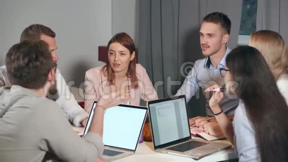 公司男女青年创意员工工作会议视频的预览图
