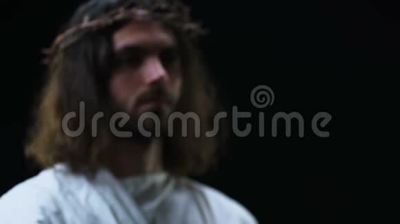 耶稣基督在黑色的背景信仰和信仰中伸出援助之手视频的预览图