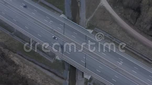 高速公路下的排水渠视频的预览图