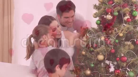 家庭装饰圣诞树用粉色心的动画视频的预览图