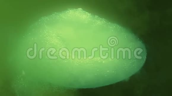 大锅吸烟绿色和泡泡视频的预览图