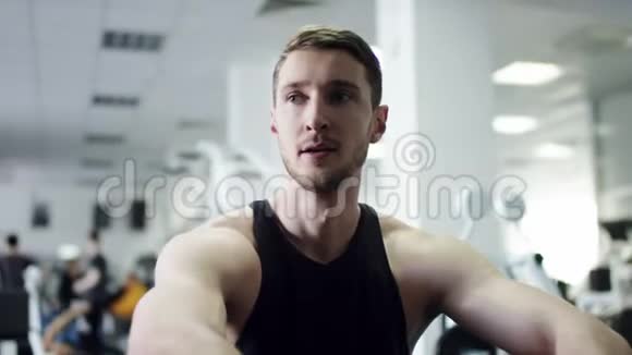 运动员在健身房锻炼时休息视频的预览图