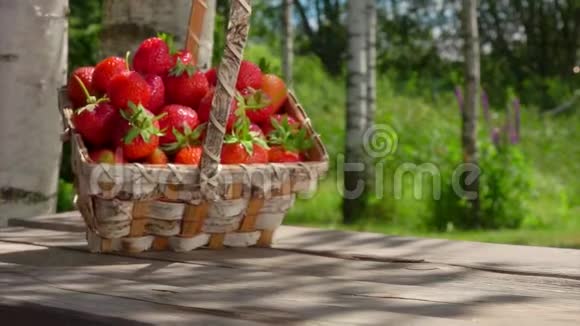 一篮子草莓正落在桌子上视频的预览图