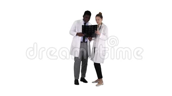 严肃善良的女医生和美国黑人医生在白色背景下研究大脑x光视频的预览图