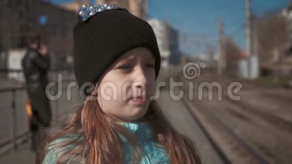 火车站上的小女孩孩子在等火车旅途愉快人旅行家庭生活方式视频的预览图