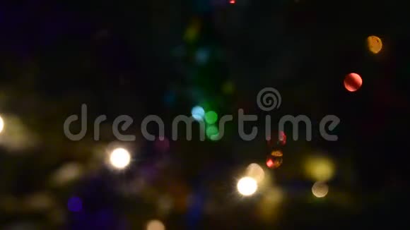 明亮的灯光点缀着五颜六色的灯光在夜晚的黑暗中闪烁新年在喜庆的杉树上视频的预览图