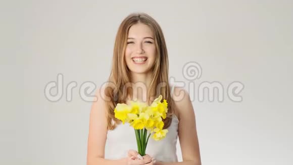 美丽的少女正在笑着用花束慢动作视频的预览图
