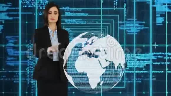 穿着商务服装的成年女性接触全球视频的预览图