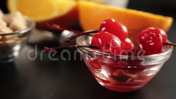 老式鸡尾酒相机把焦点从碗里移向左边把樱桃和糖放到碗里视频的预览图