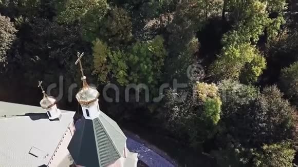木制教堂的空中景观视频的预览图
