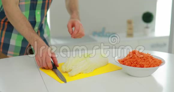 人用刀切白菜视频的预览图