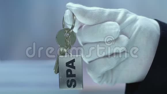 酒店管理员手中钥匙链上的SPA铭文为妇女服务视频的预览图