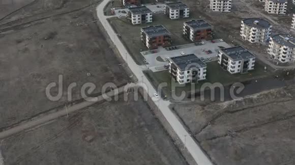 发展基础设施的郊区住宅区的空中摄影视频的预览图