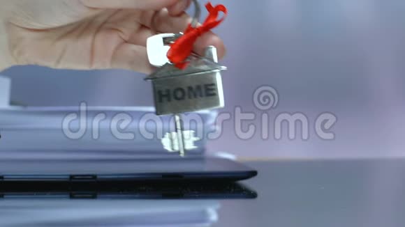 女性手上钥匙链上的家庭字购买或长期租赁房屋视频的预览图