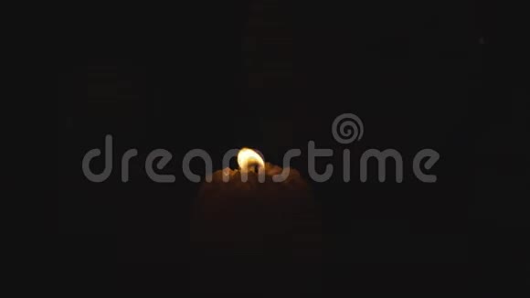 蜡烛在黑暗中燃烧和移动视频的预览图