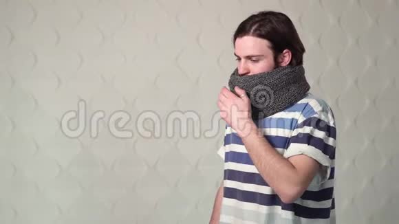 男人咳嗽擤鼻子视频的预览图