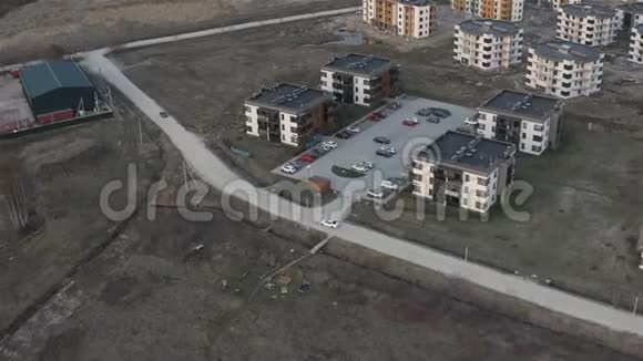 从空中追踪一辆在住宅区行驶的汽车视频的预览图