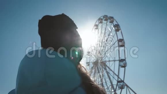 快乐少女对抗摩天轮在游乐园视频的预览图