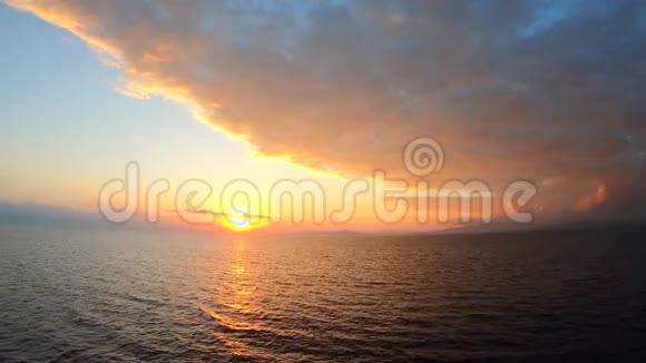 美丽的早晨的海景可以俯瞰大海水视频的预览图