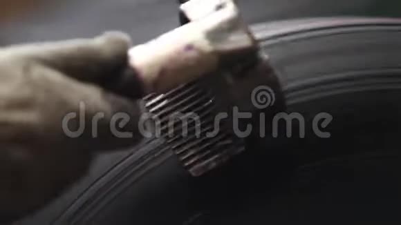 成型后剥离轮胎的工具关闭视频的预览图