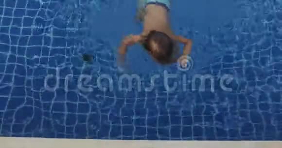 游泳池边水中微笑的男孩视频的预览图