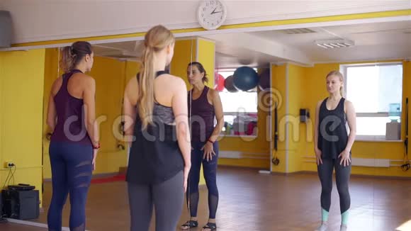 私人教练在健身房表演健身操视频的预览图