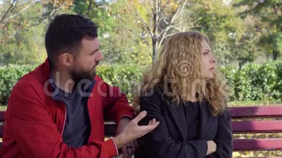 一对夫妇在公园的长椅上争吵视频的预览图