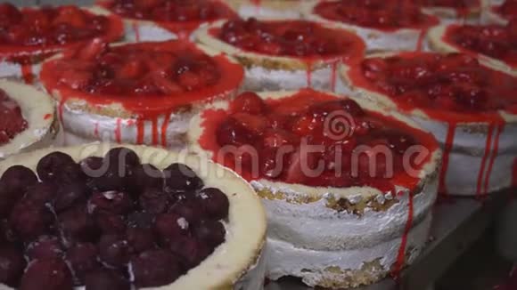 糖浆倒入饼干馅饼或海绵蛋糕与水果和浆果手工制作甜品侵权视频的预览图