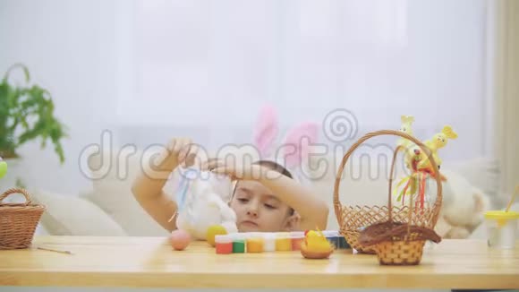 小可爱可爱的女孩正笑着玩着五颜六色的鸡肉鸡蛋和兔子兔子吃最喜欢的视频的预览图