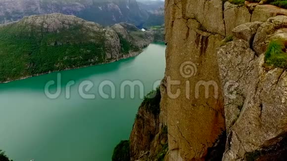 鸟瞰美丽的宽阔河流山脉陡峭海岸悬崖挪威峡湾视频的预览图