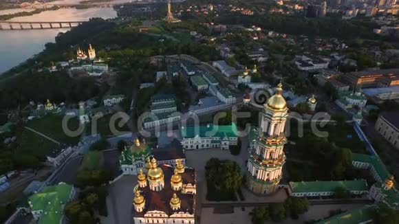 钟楼基辅派切斯克拉布拉在傍晚的城市景观乌克兰基辅市视频的预览图