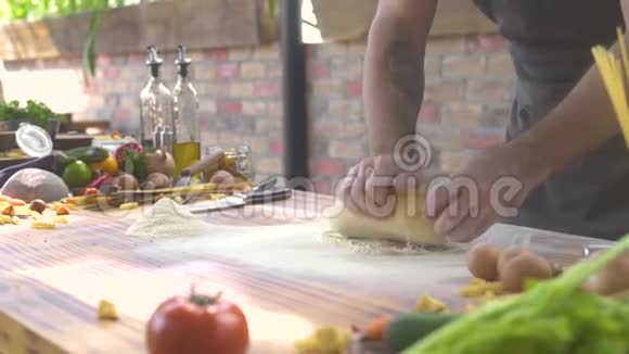 男人为意大利面食做揉面厨师为披萨做面团切到刀流程制作视频的预览图