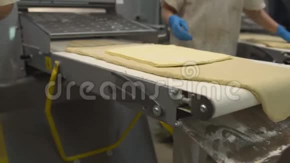 一个女厨师把一大块黄油放在一个膨松的糕点里用于制作糕点面包制品视频的预览图