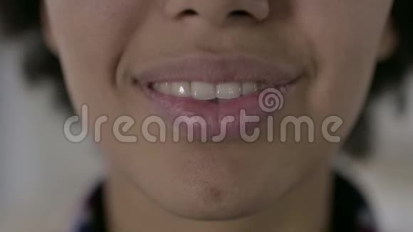 接近非裔美国妇女牙齿和微笑视频的预览图